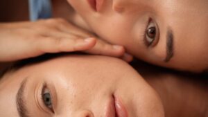 Deux femmes avec une peau éclatante 